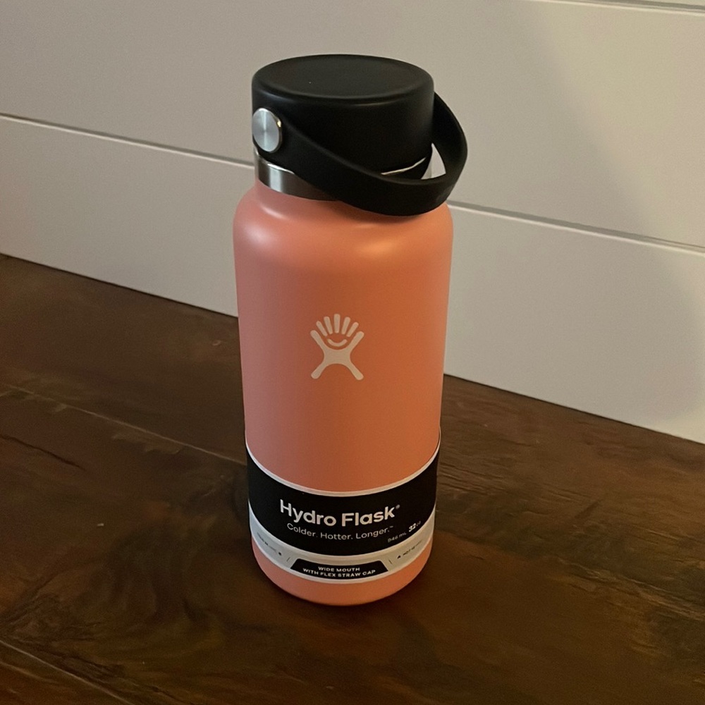 BNWT 32oz HydroFlask wide mouth flex cap in Grapefruit